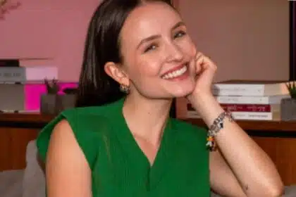 Larissa Manoela apresentou bebê e comentou