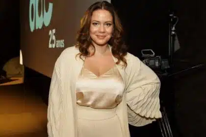 Leandra Leal faz roupa para filha mais velha e exibe o bebê de 11 meses