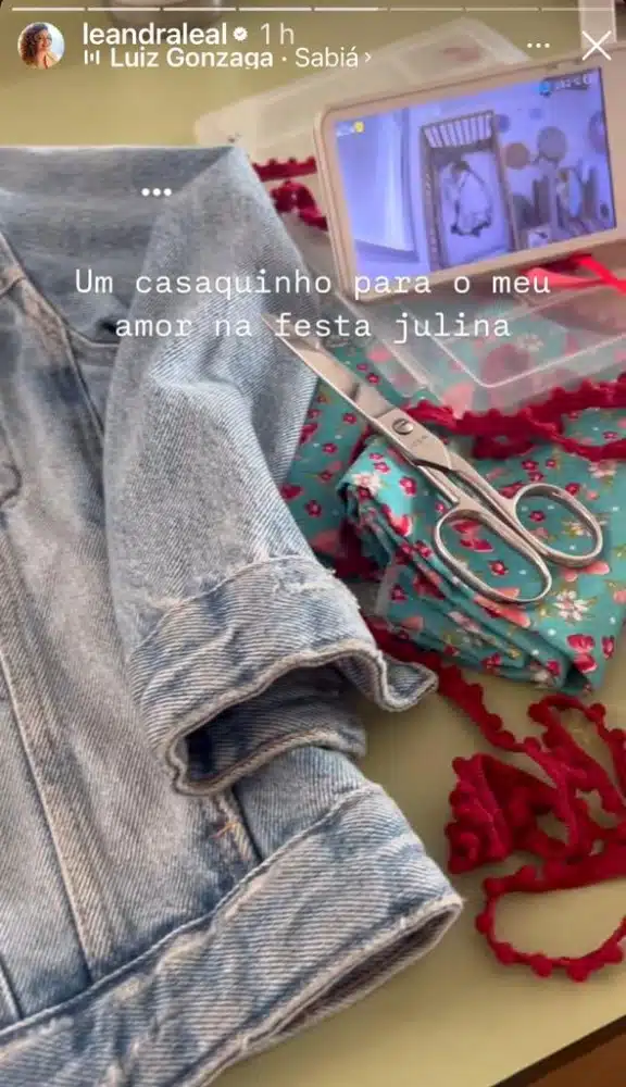 A atriz Leandra Leal observa o bebê por meio da babá eletrônica