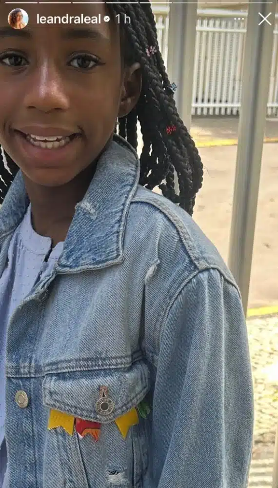 Júlia, primogênita de Leandra Leal, exibe jaqueta personalizada