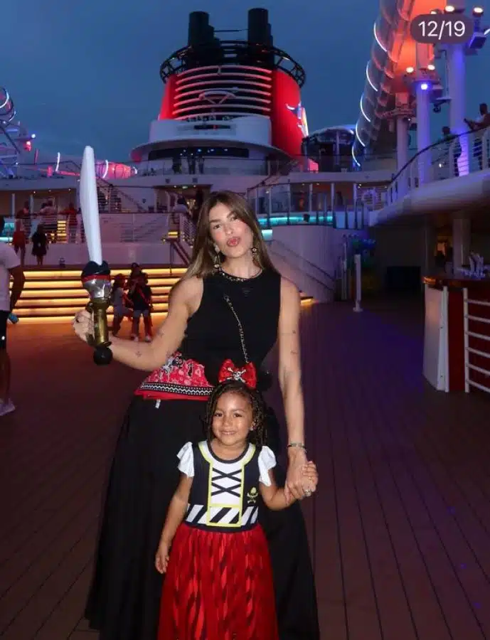 Lorena Improta e a filha aproveitam as festas organizadas no cruzeiro