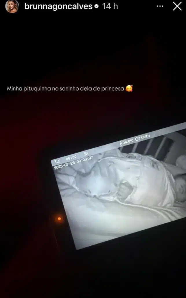 Zuri, bebê de Ludmilla e Brunna, dormindo