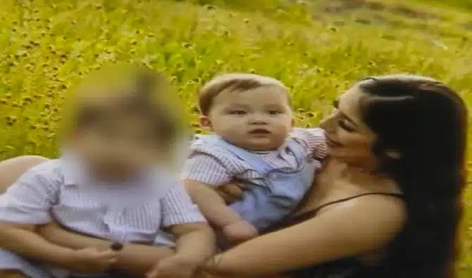 A mãe Maya Hernandez ao lado de seus filhos
