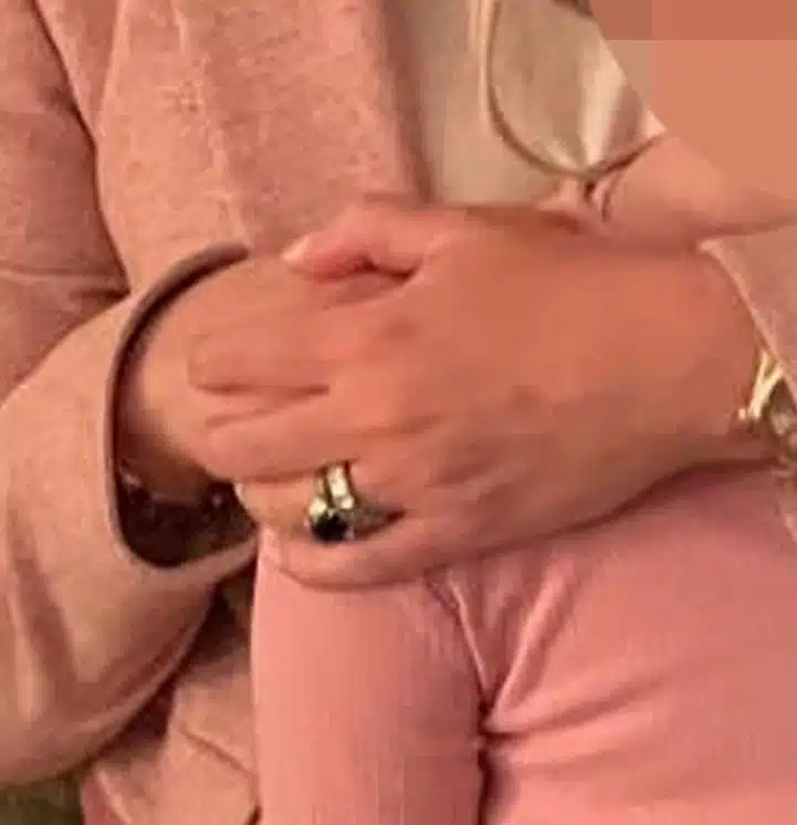 Mãe e diretora de RH Kristin Cabot mostrou aliança em foto com a família