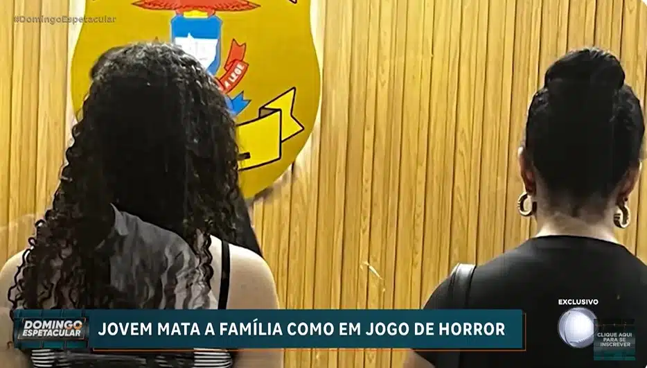 A namorada do adolescente ao lado da sua mãe