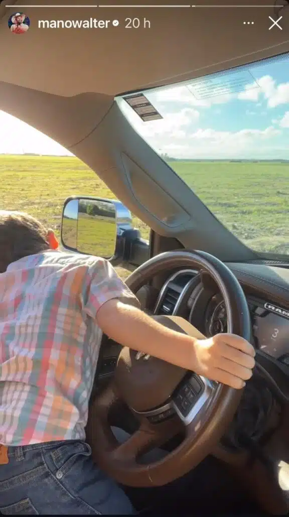 O cantor Mano Walter dirigindo a caminhonete do pai