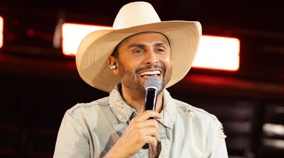 Mano Walter mostra o filho dirigindo sua caminhonete