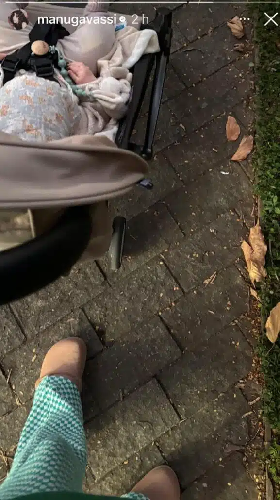 A cantora Manu Gavassi leva sua bebê para passear