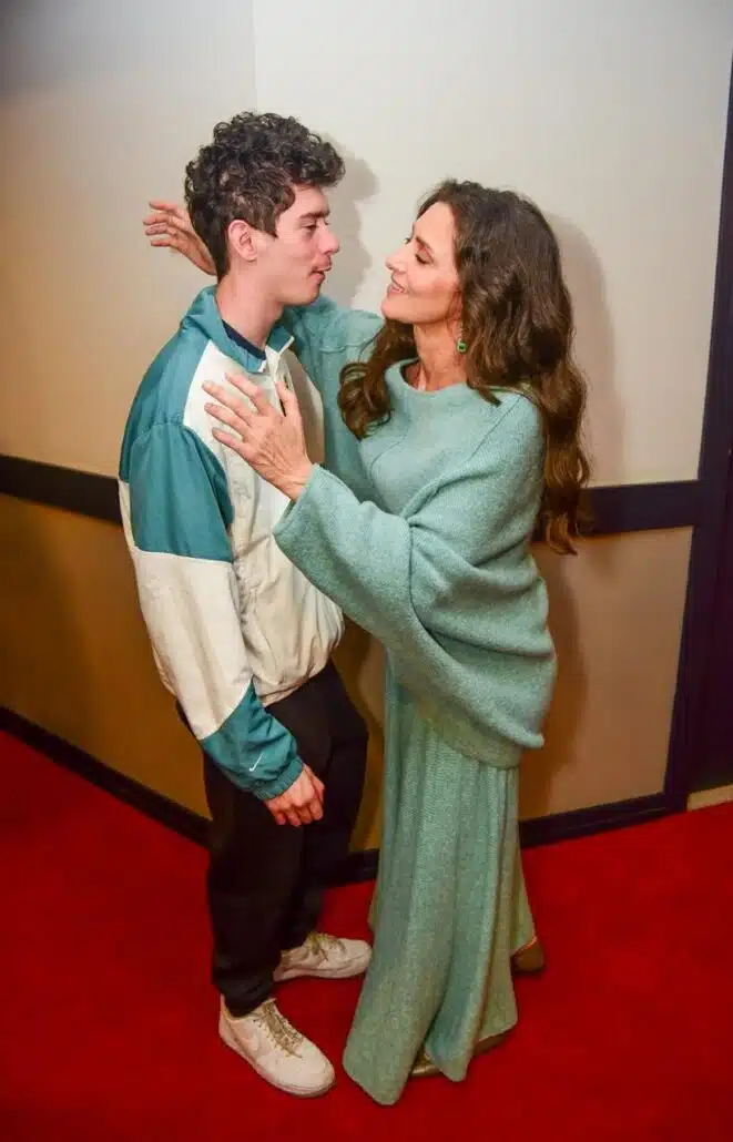 Tomás cumprimenta a mãe, Maria Fernanda Cândido, no teatro