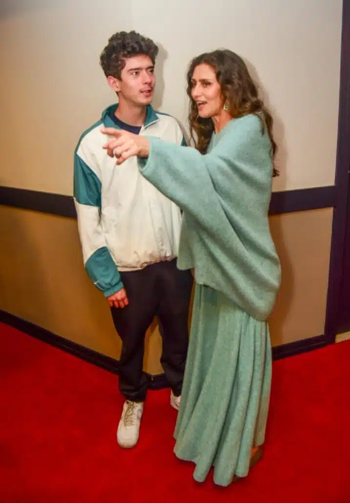 Maria Fernanda Cândido recebe o filho mais velho em sua estreia com nova peça no teatro