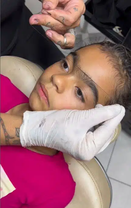 Menina enquanto fazia as sobrancelhas com Suzi Mioto