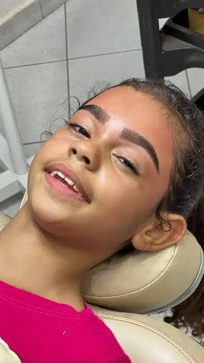 A menina após ter feito as suas sobrancelhas