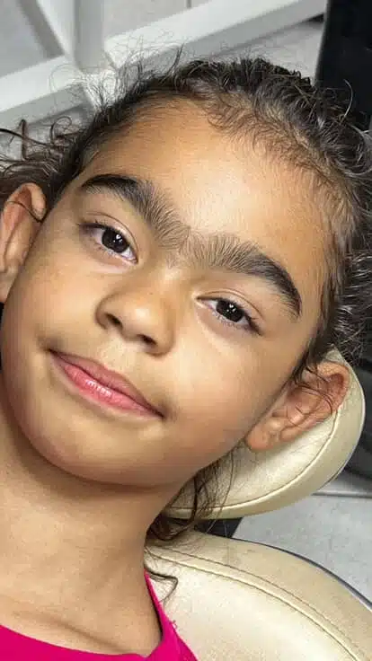 A menina antes de iniciar a mudança nas sobrancelhas