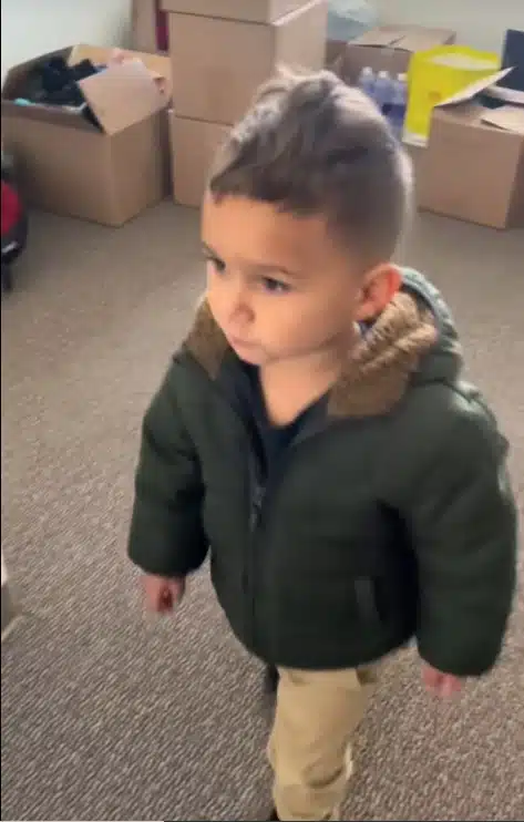 Reação de menino vendo o seu quarto