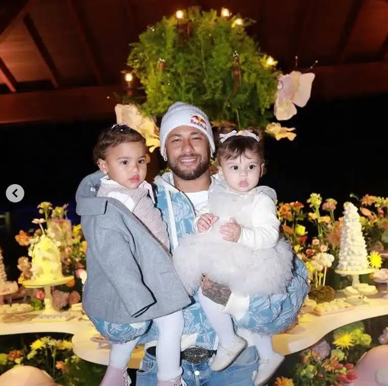 Neymar Jr com as filhas na festa de uma delas