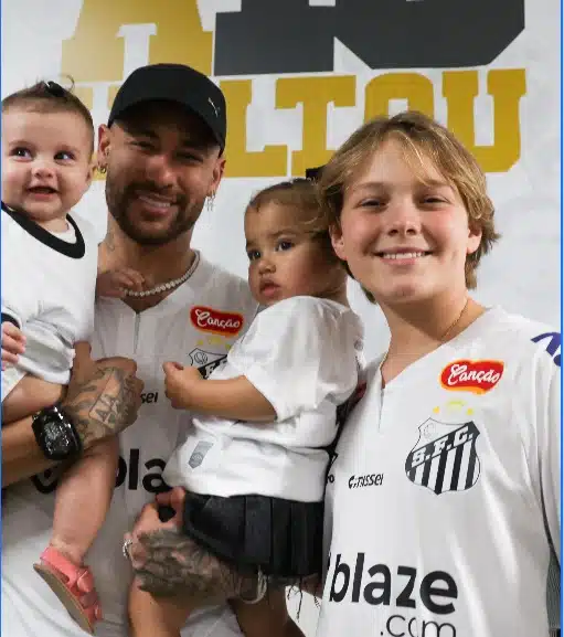 Neymar junto com os filhos Davi Lucca, Mavie e Helena