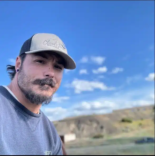 O pai Travis Decker ainda está desaparecido
