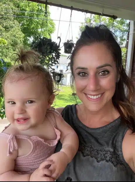A bebê Blakely junto da sua mãe, pai tomou uma difícil decisão