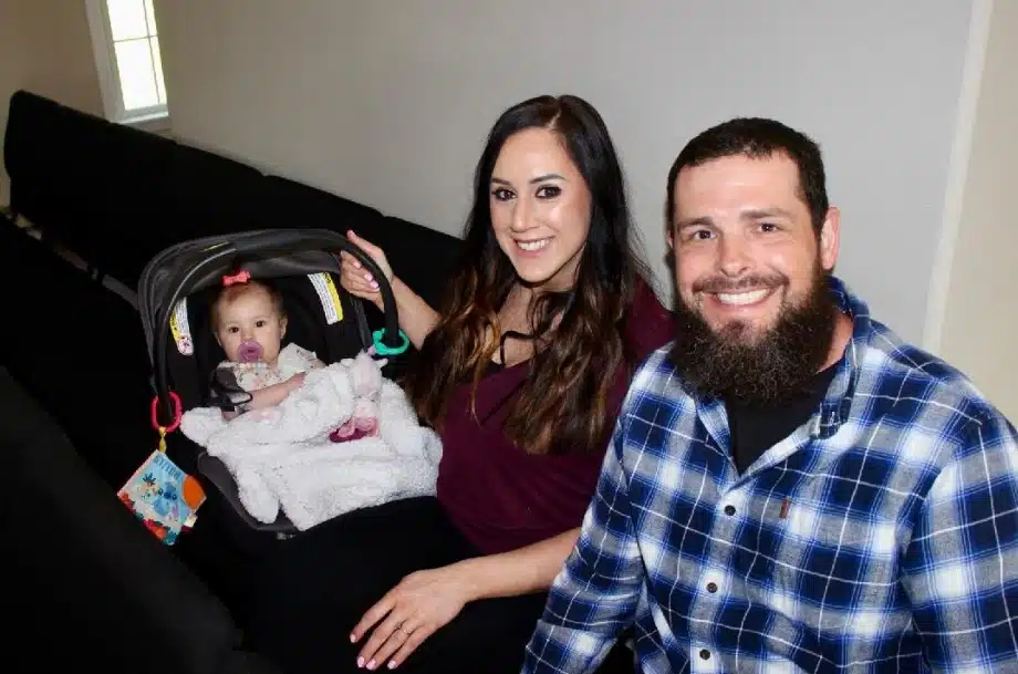 Pai com sua esposa e filha antes do que aconteceu