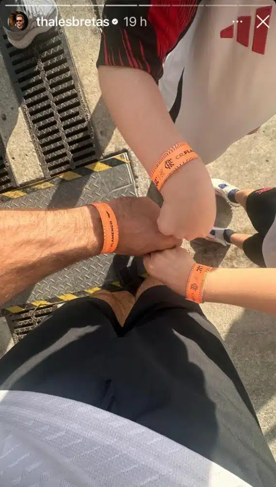 O viúvo e os filhos com Paulo Gustavo prontos para entrar no estádio