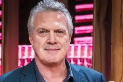 Filhas mais novas de Pedro Bial posam juntas lendo jornal pela manhã