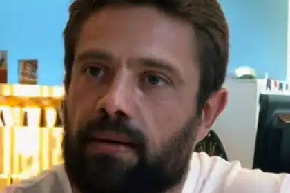 Rafael Cardoso mostra o filho e revela que está há 2 anos sem encontrar com ele