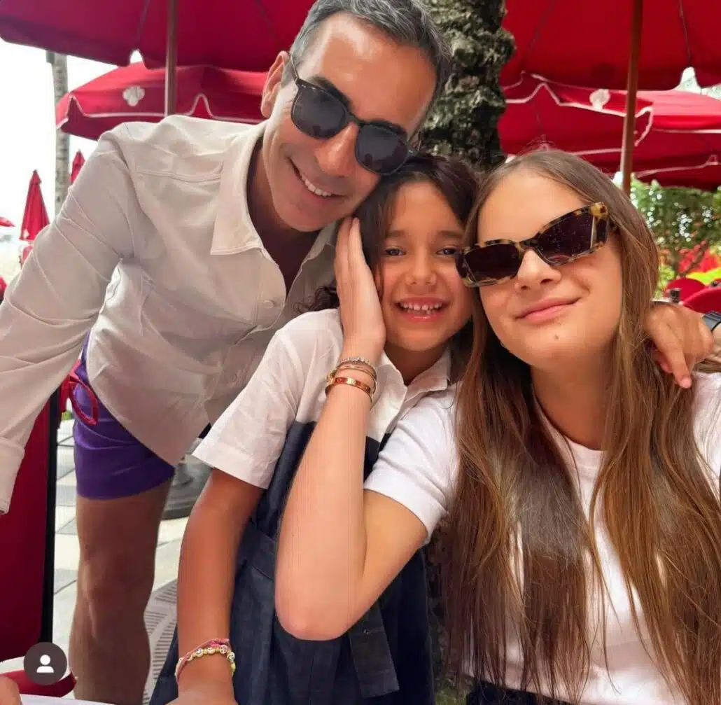Rafaella Justus posa com a irmã, Manu, e o padrasto, nos EUA