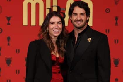 Rebeca Abravanel e Pato mostram o bebê na Europa