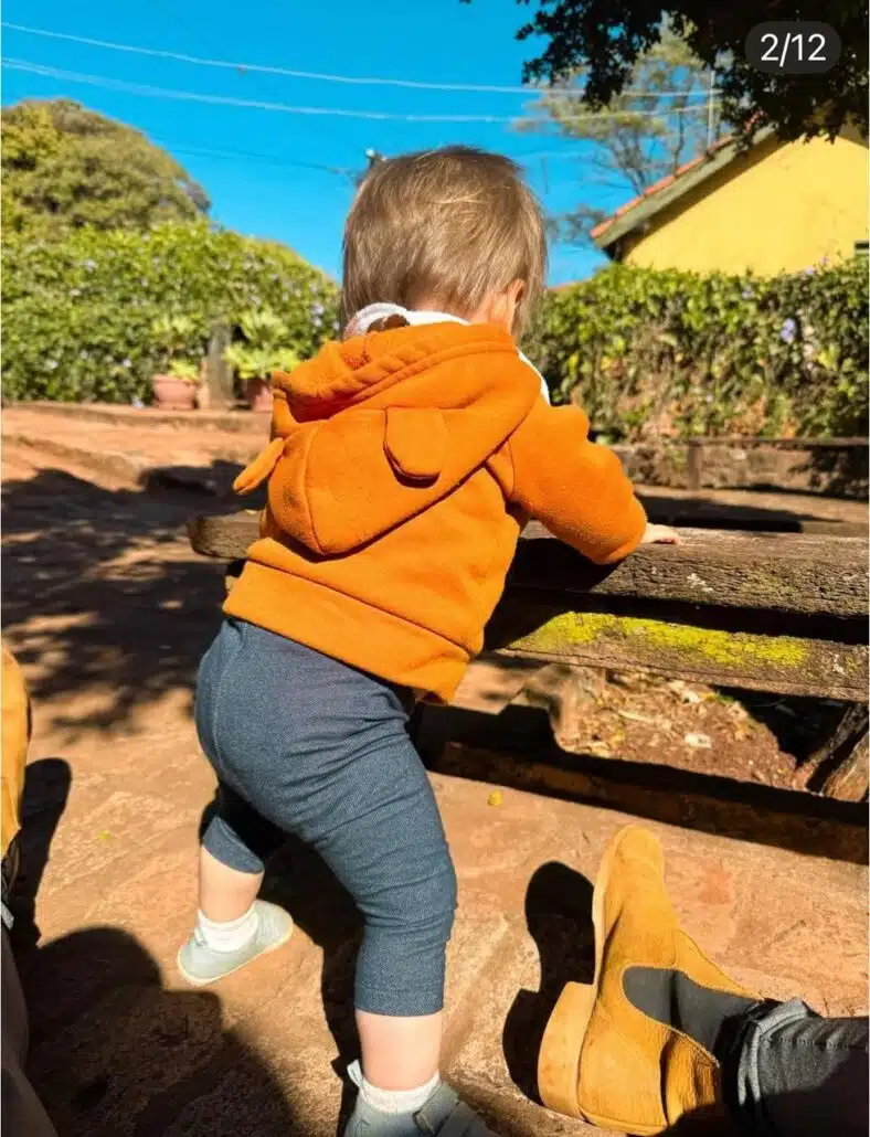 Cora, caçula de Mel e Rodrigo Santoro, está tentando andar