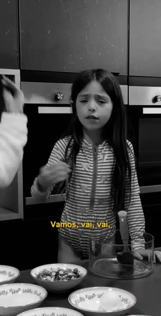 Os bastidores de gravação de Sabrina Sato e Zoe na cozinha