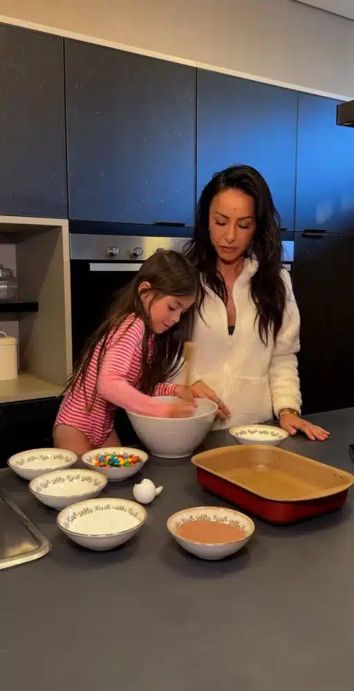 Zoe e Sabrina Sato fazem cookies