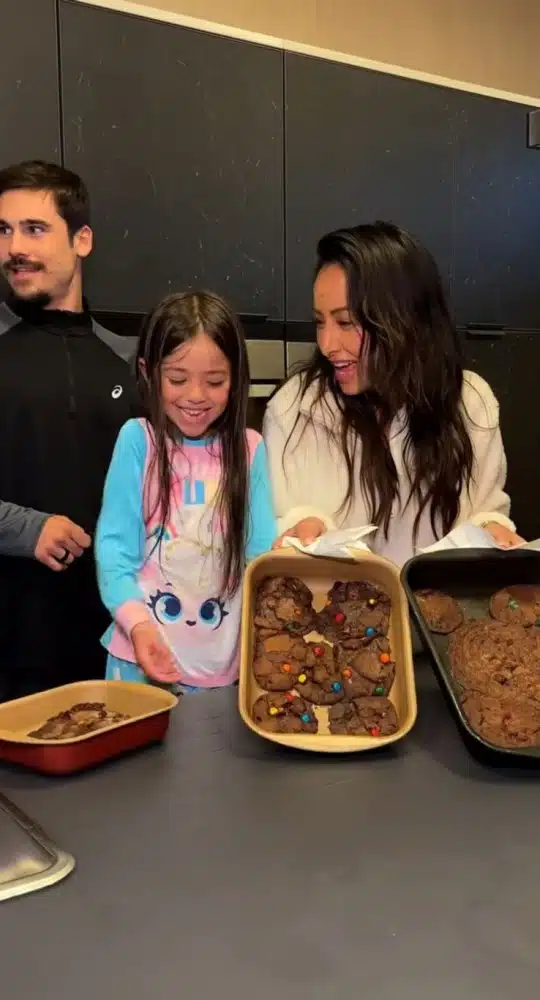 As chefs Sabrina Sato e Zoe se divertem com o resultado da receita