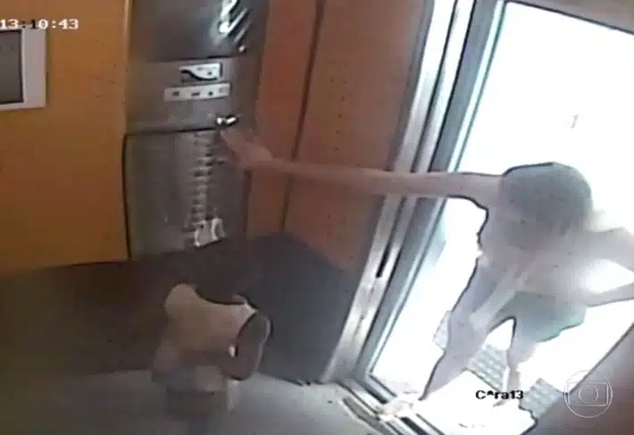 Sari Corte Real apertando o botão da cobertura