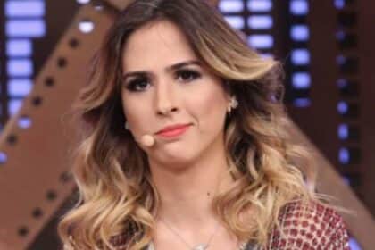 Tatá Werneck posa calçando os sapatos da filha e impressiona