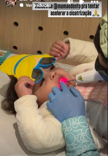 Tays Reis mostrando a filha durante um tratamento