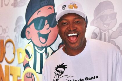Thiaguinho faz festa com os amigos para celebrar que será pai