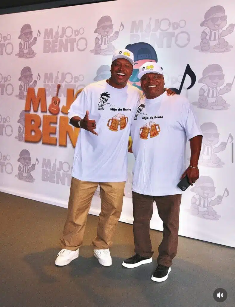 Thiaguinho posa com o pai, João Barbosa, na festa do filho