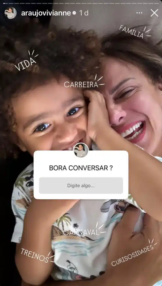 O pequeno Joaquim posa com a mamãe, Viviane Araújo