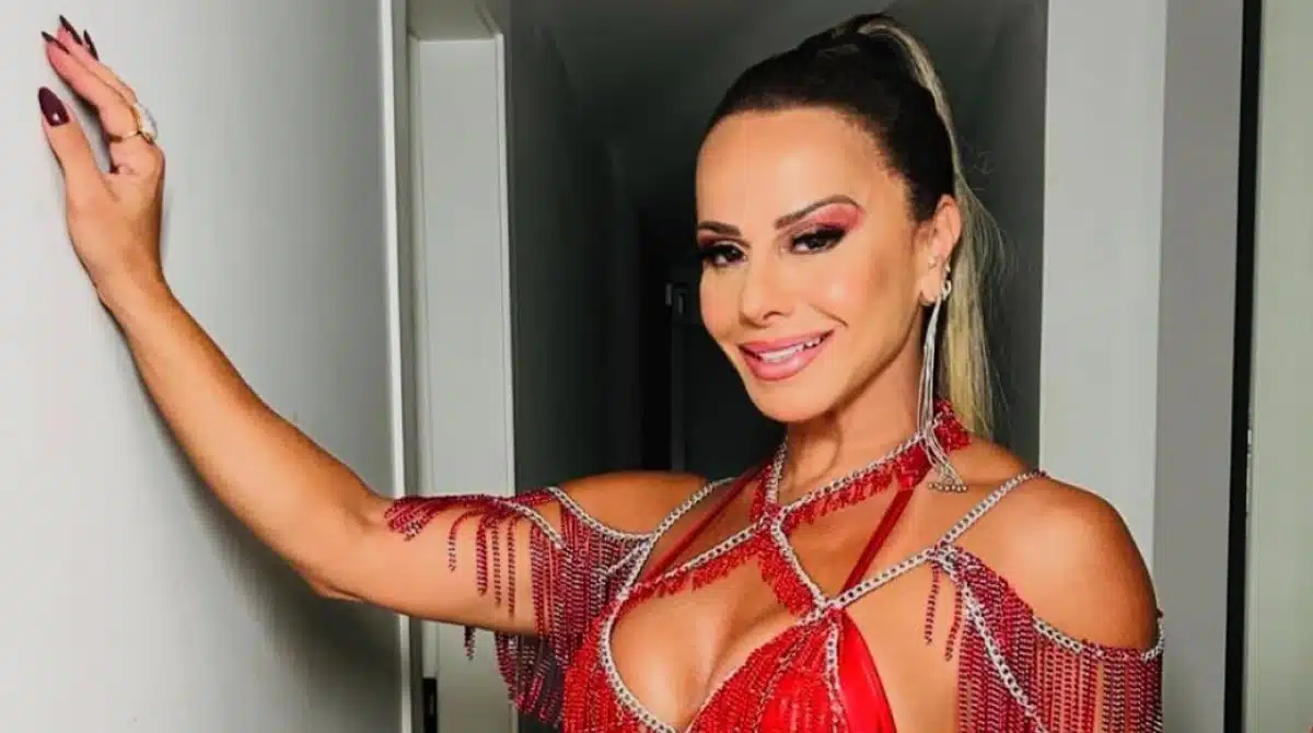 Viviane Araújo posa com o filho e fala de nova gestação