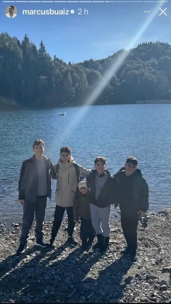 Os filhos de Wanessa Camargo posam com os primos e o filho de Isis Valverde, nas férias