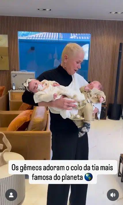 A apresentadora Xuxa junto com bebês gêmeos