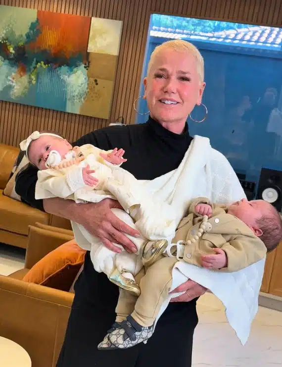 Xuxa ao lado dos bebês gêmeos de amigo