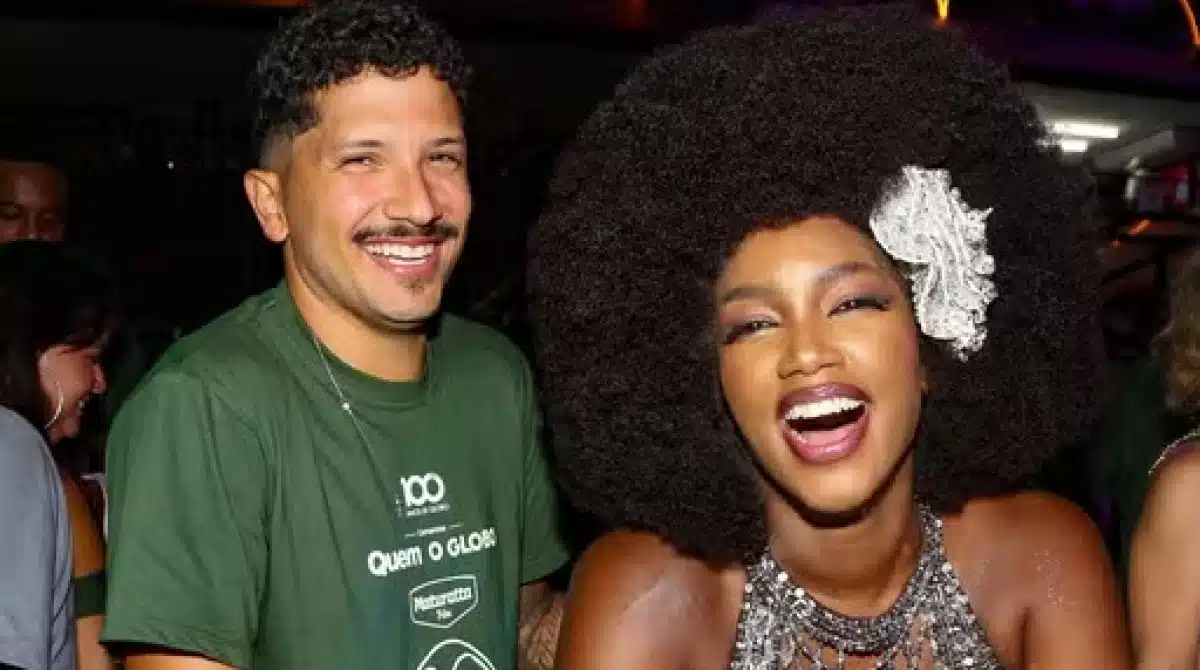 Yuri Lima posa com Iza e a bebê do casal