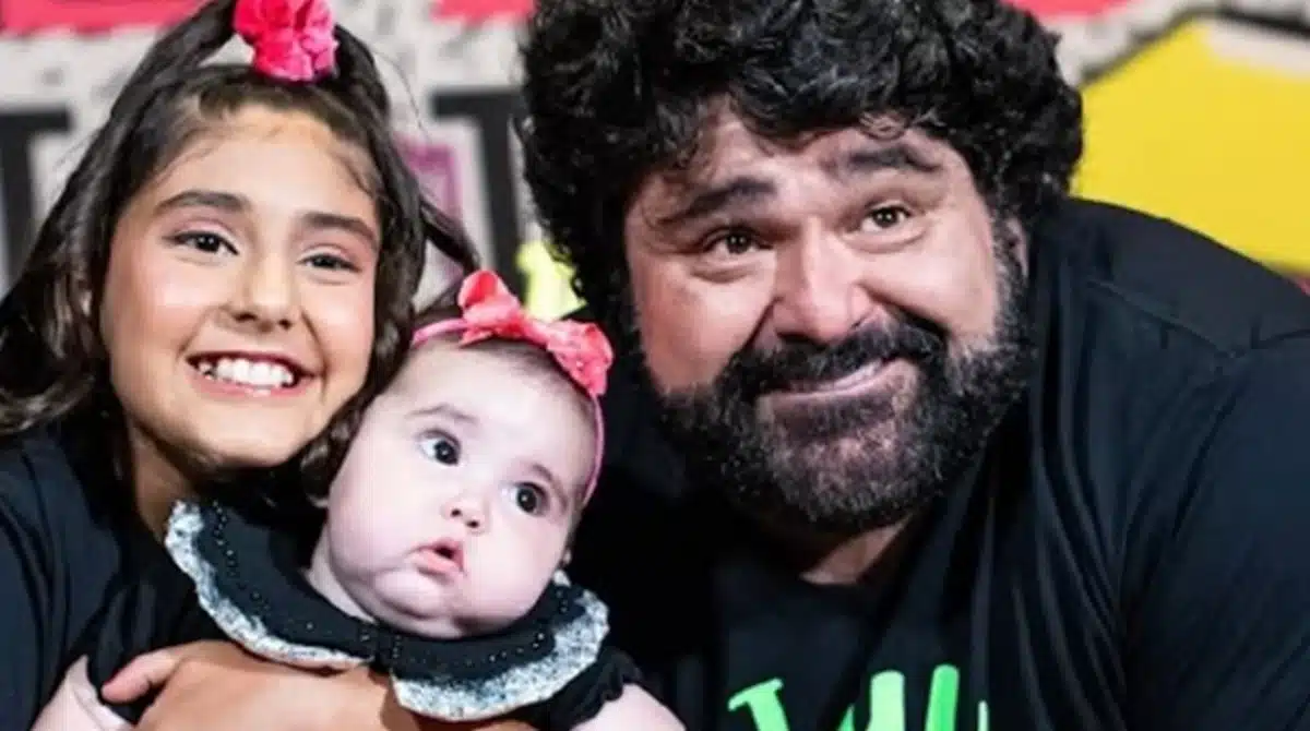 Fabiano Menotti encanta ao mostrar suas filhas usando roupas iguais e encanta