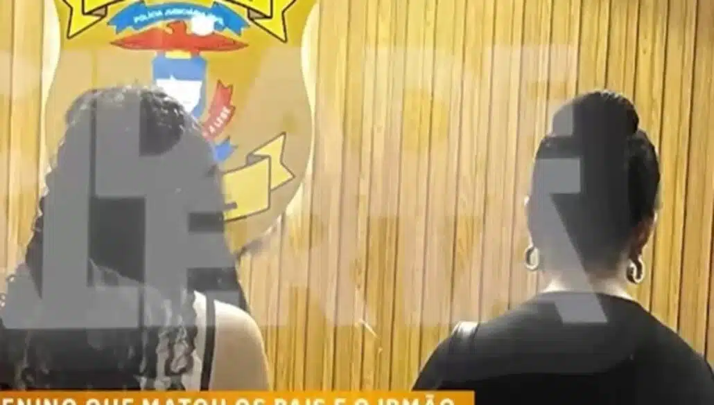 Namorada do adolescente junto com a sua mãe