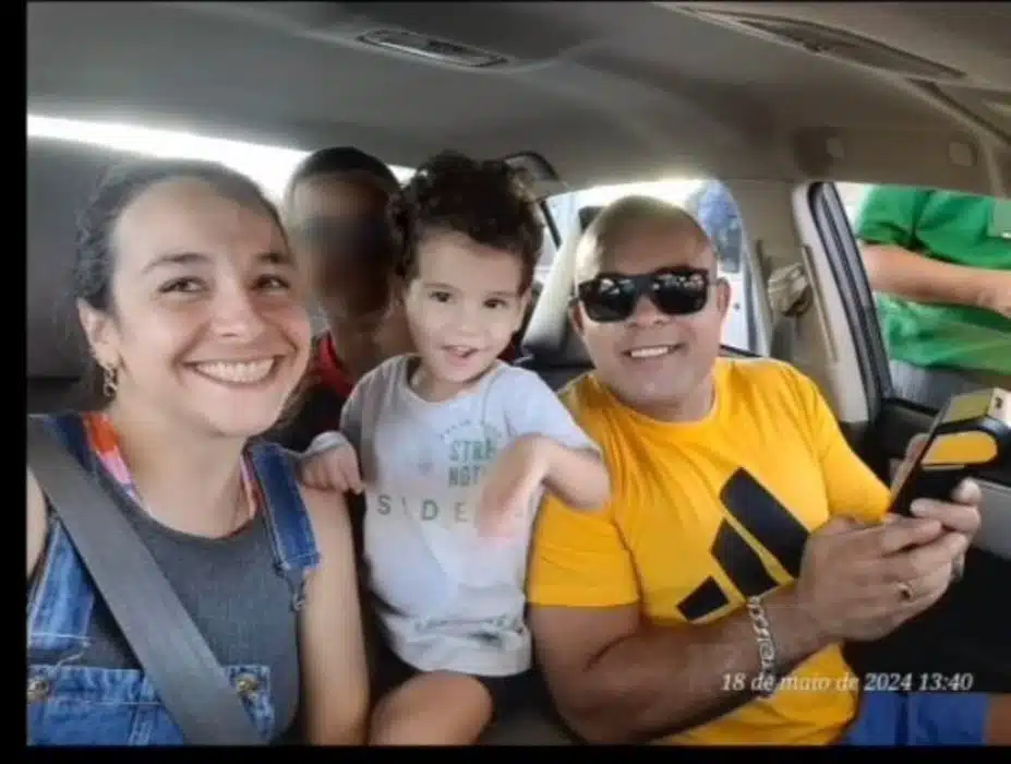 O adolescente junto com seus pais e irmão