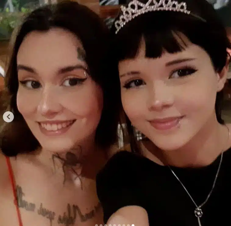 Nicolly junto com sua mãe, adolescentes tiraram a vida dela