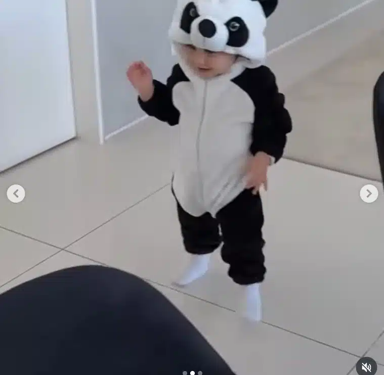 Amanda Kimberlly mostrou a filha caminhando