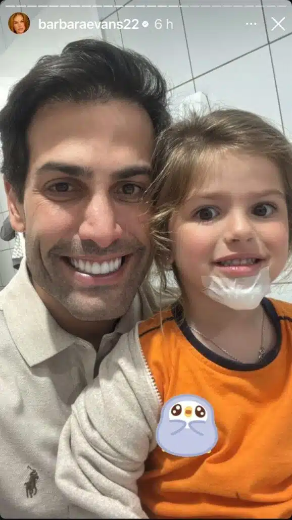 Marido de Bárbara Evans posa com a filha, logo após o atendimento