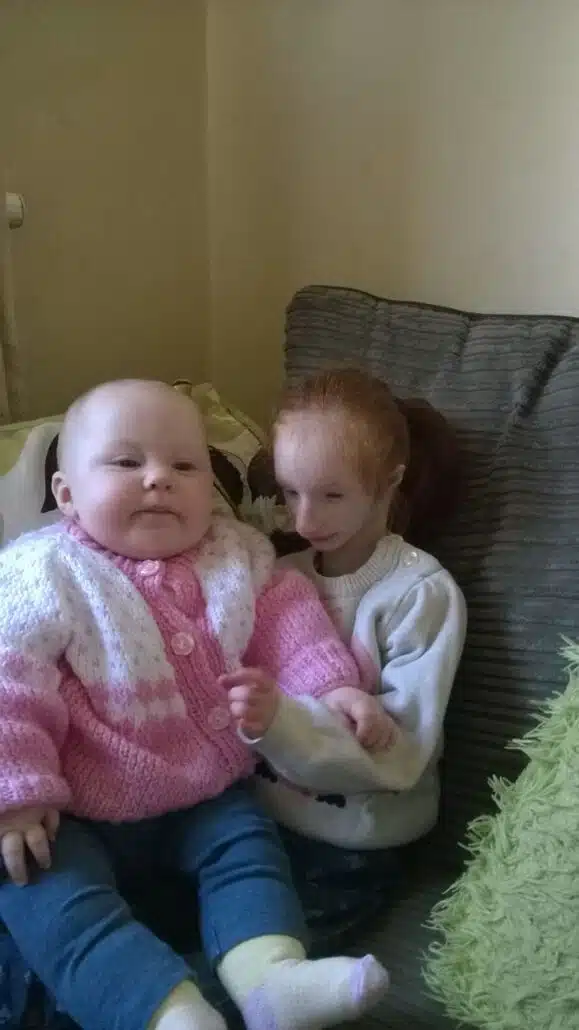 Charlotte com a sua sobrinha bebê